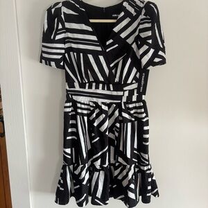 Karl Lagerfeld Paris Black & White Abstract Print Fit & Flare Dress NWT Size 2